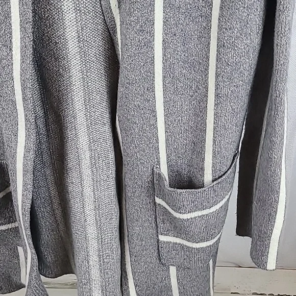 BKE women's meduim cardigan. - Picture 2 of 4